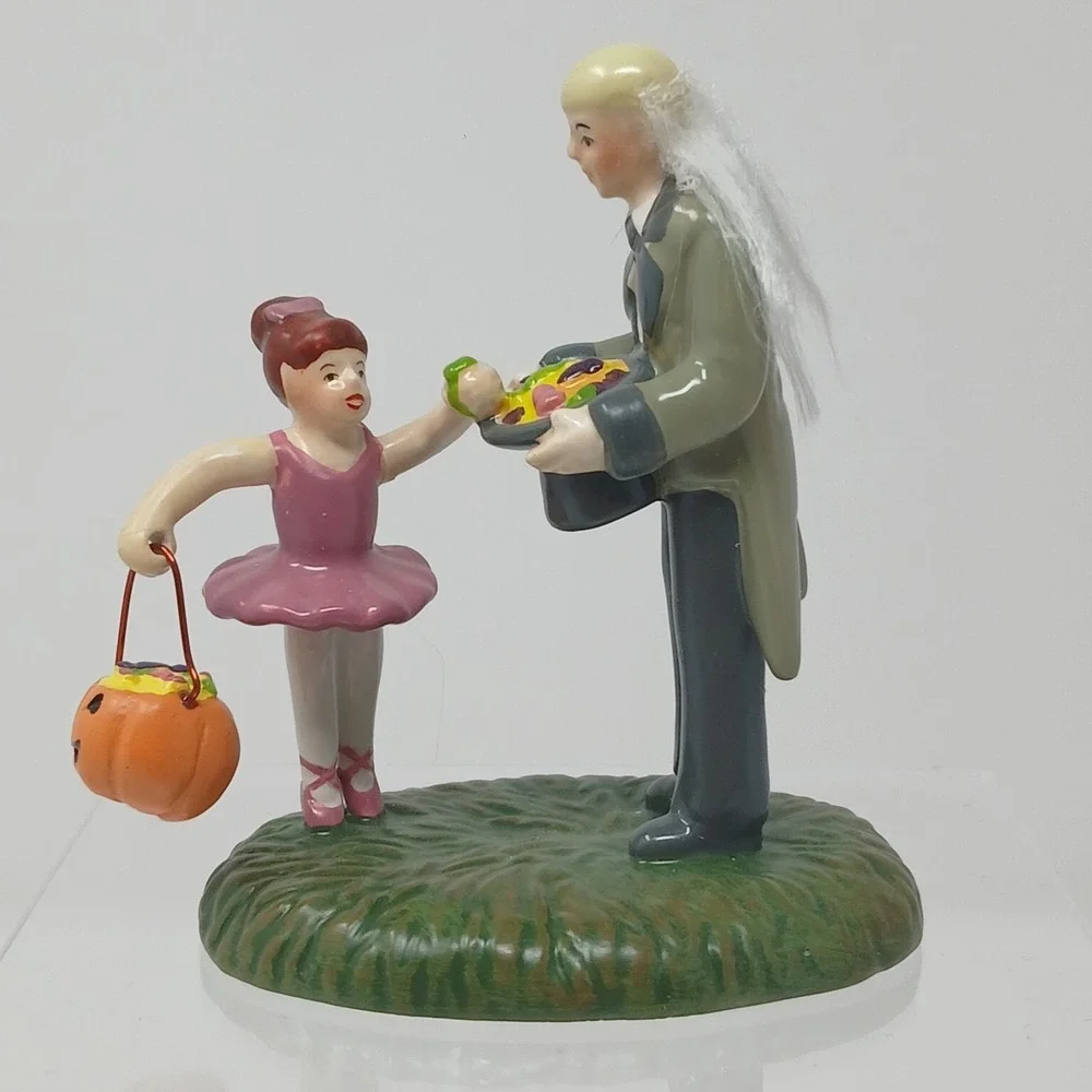 Dept 56 Scary Treats For A Sweet  Snow Village Halloween Accessory #6005486